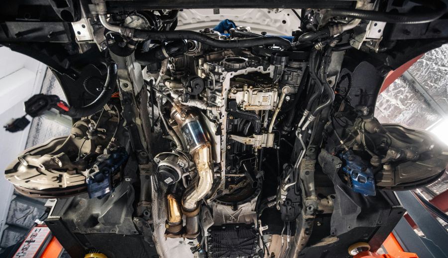 Servis ortamında yükseltilmiş araç altından kontrol