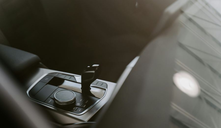 Araç içinde otomatik şanzıman vites kolu ve kontrol paneli