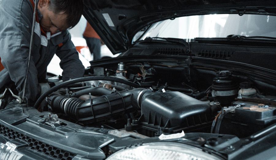 Volvo motor bölümünü inceleyen servis teknisyeni
