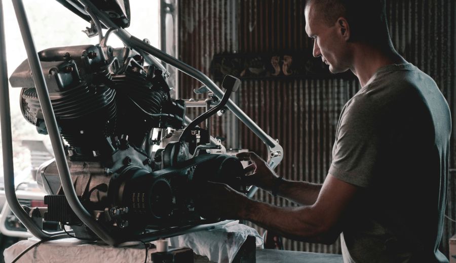 Volvo motor bölümünde onarım çalışması yapan teknisyen